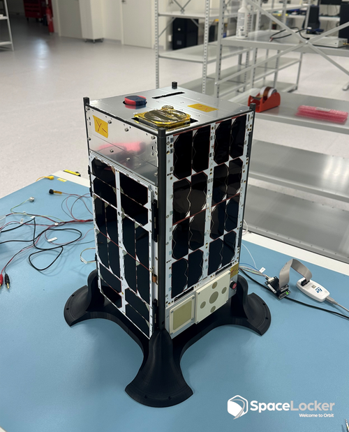 Out of the Box Ready for Integration. La fente en haut est prévue pour notre antenne.